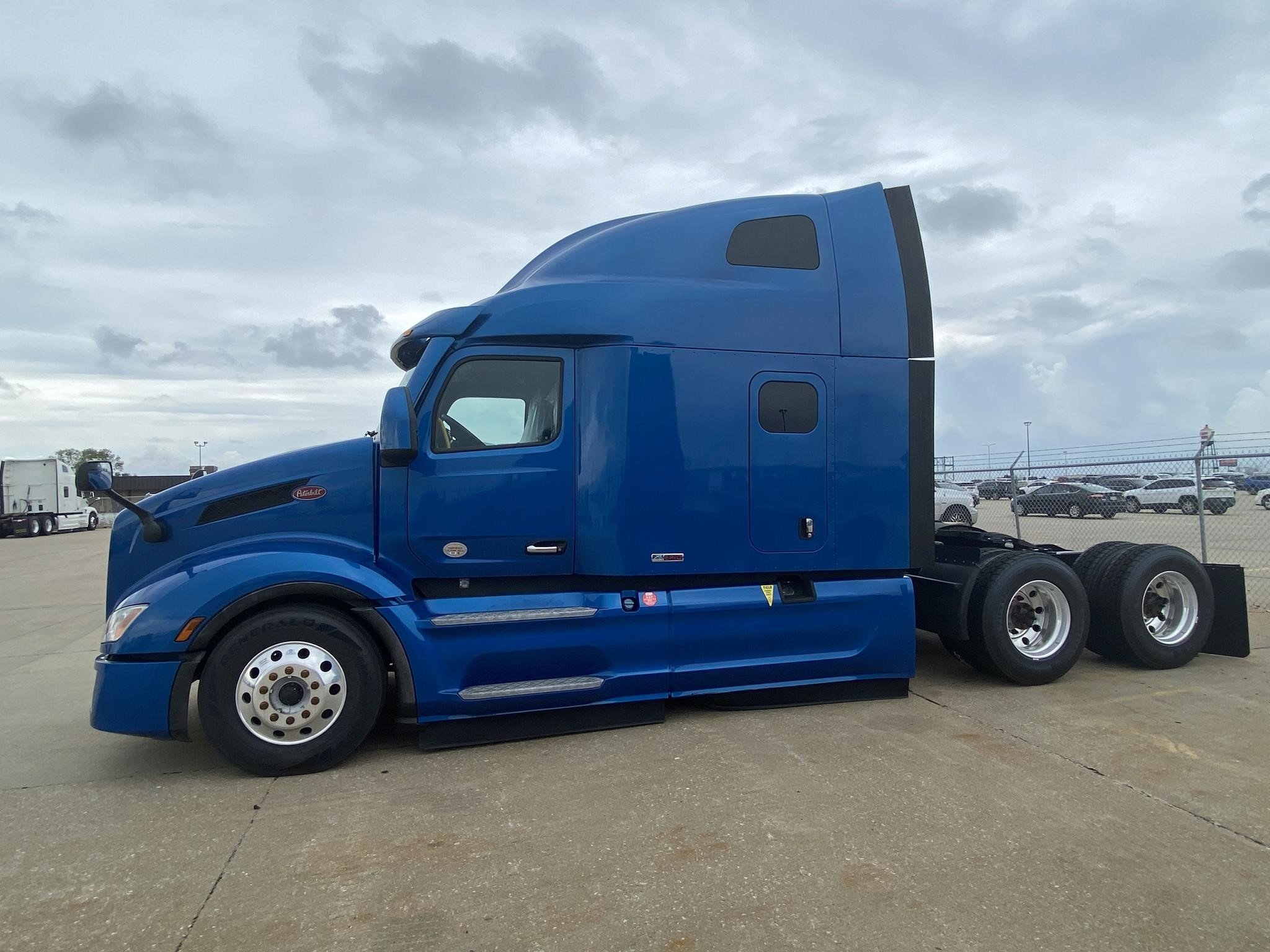 2022 PETERBILT 579 - image 3 of 6
