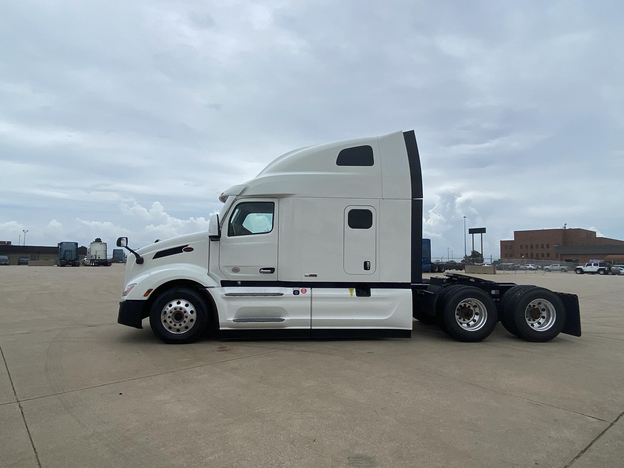 2022 PETERBILT 579 - image 3 of 6