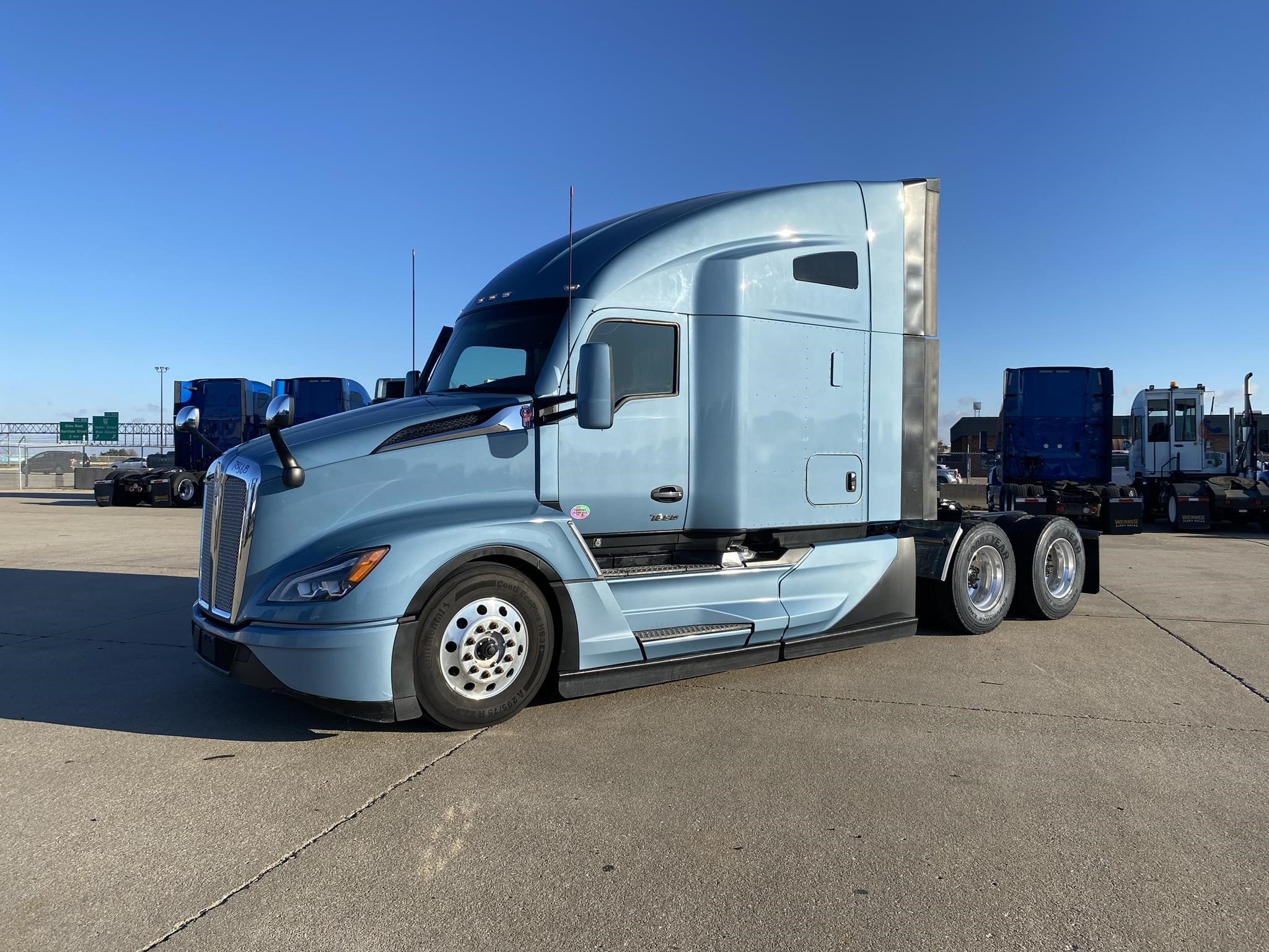 2022 KENWORTH T680 - image 2 of 6