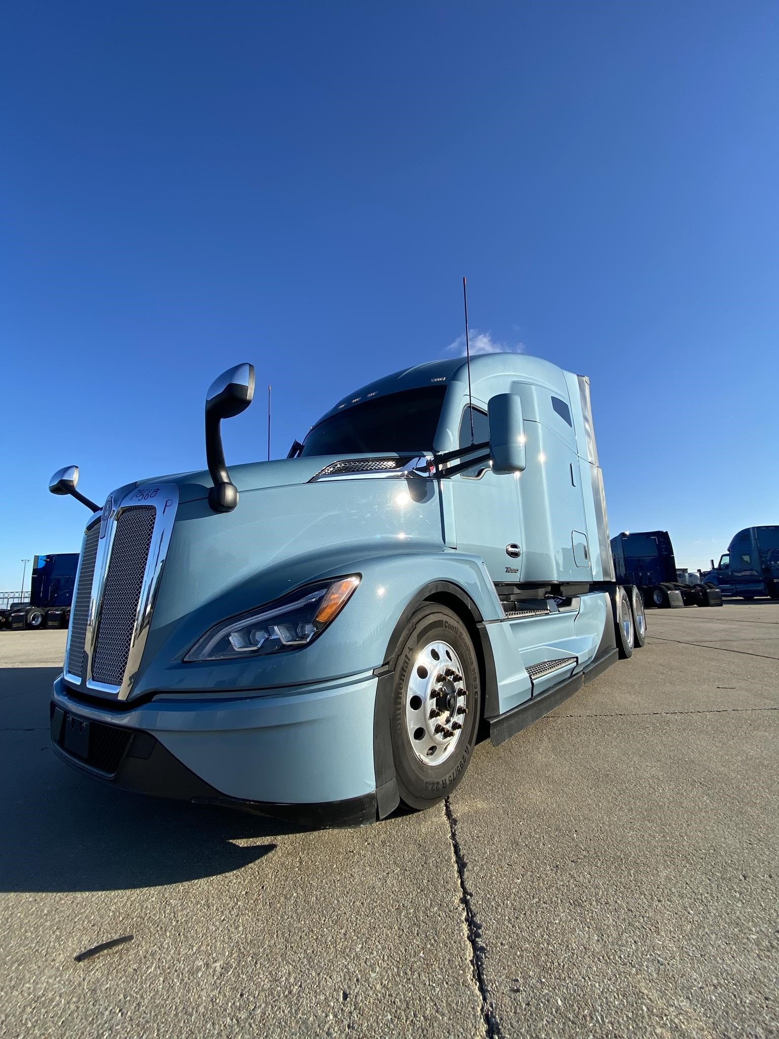 2023 KENWORTH T680 - image 1 of 6