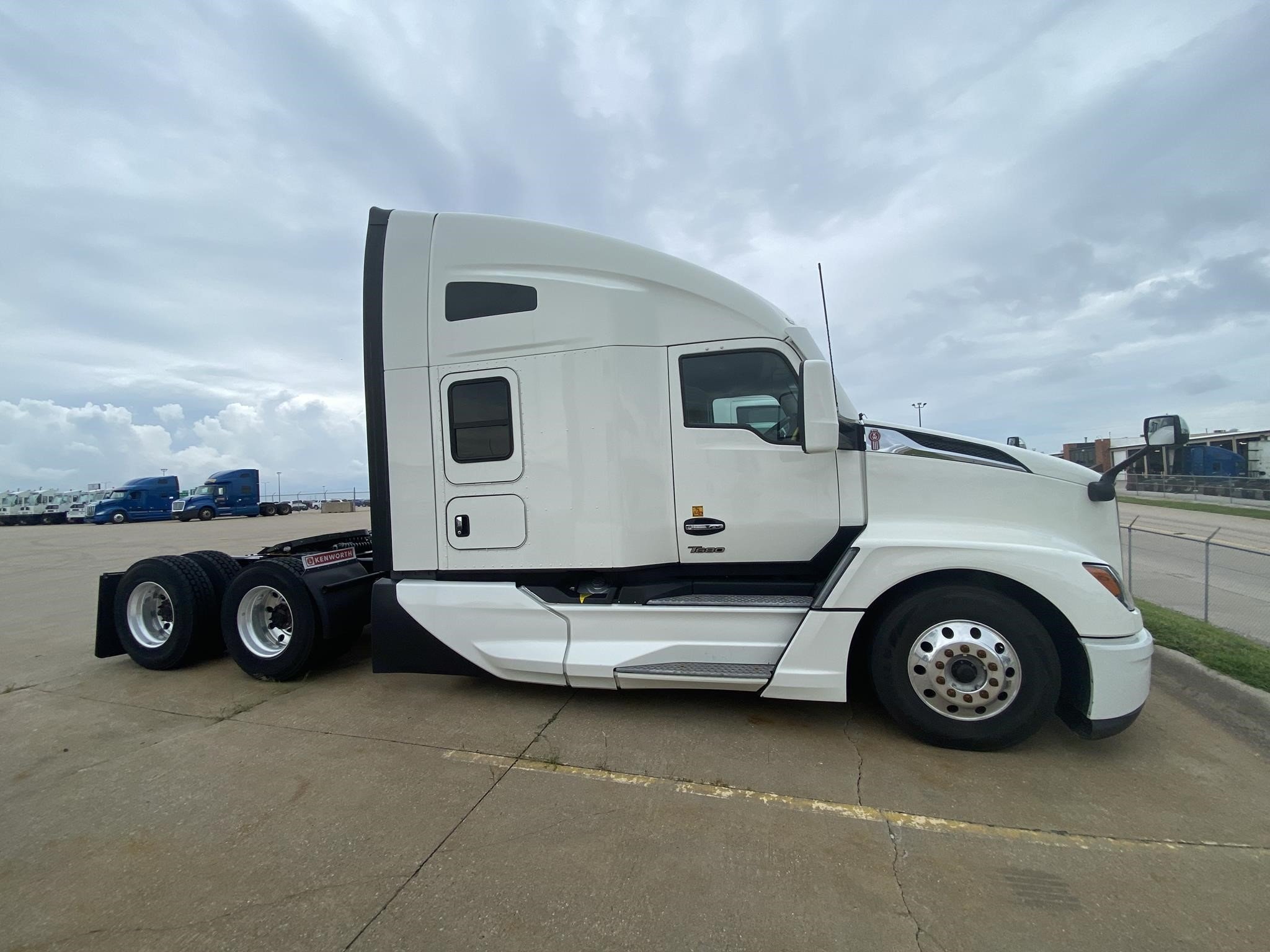 2022 KENWORTH T680 - image 2 of 6
