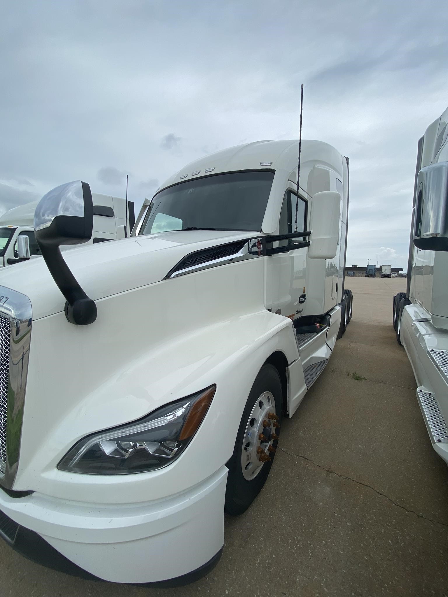 2022 KENWORTH T680 - image 4 of 6