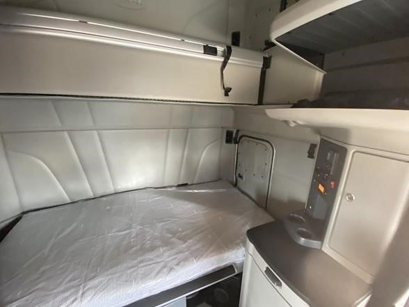 2022 PETERBILT 579 - image 5 of 6