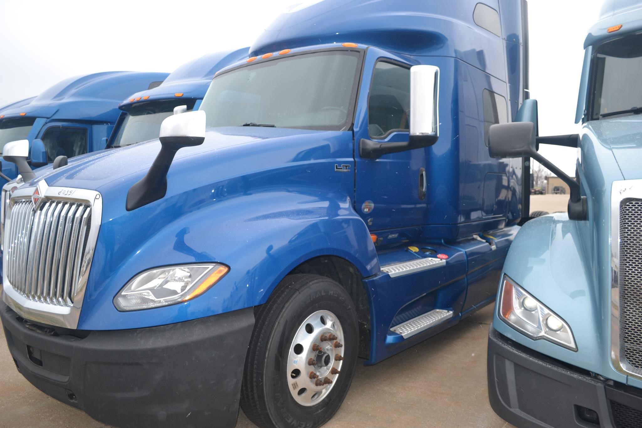 2022 INTERNATIONAL LT - image 4 of 6