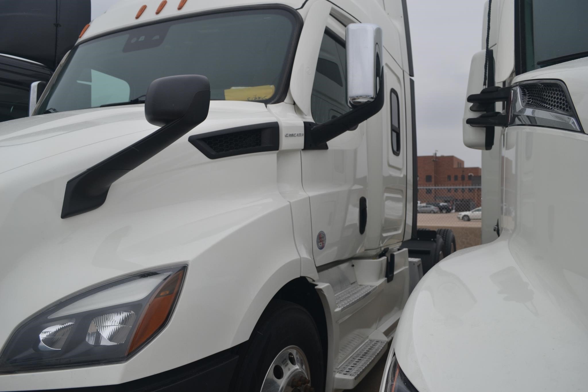 2022 FREIGHTLINER CASCADIA 116 - image 3 of 6
