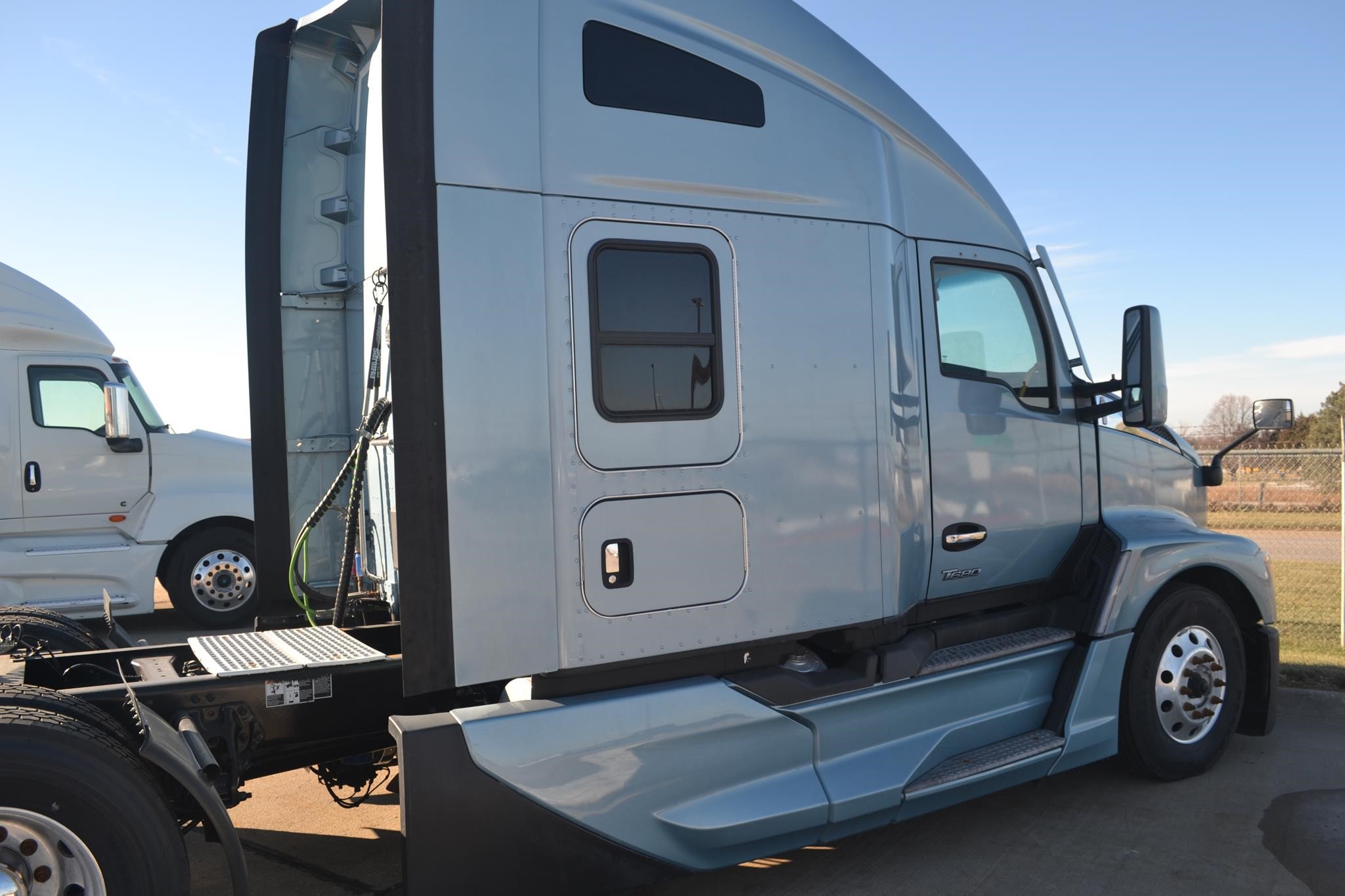 2021 KENWORTH T680 - image 2 of 6