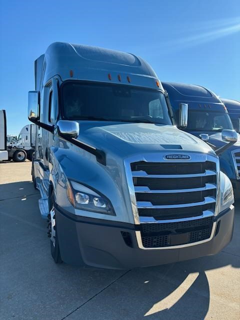 2022 FREIGHTLINER CASCADIA 126 - image 3 of 6