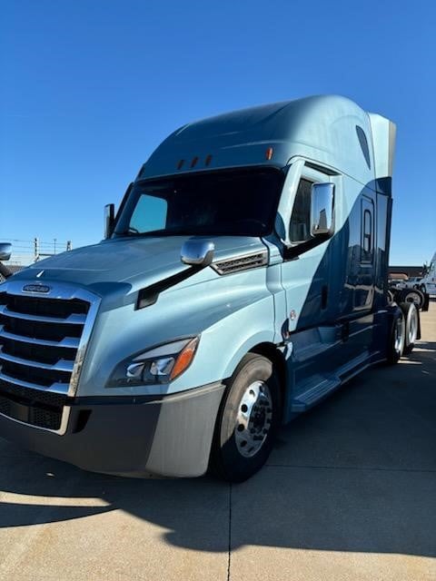 2022 FREIGHTLINER CASCADIA 126 - image 1 of 6