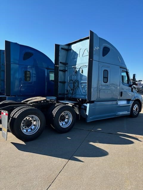 2022 FREIGHTLINER CASCADIA 126 - image 2 of 6