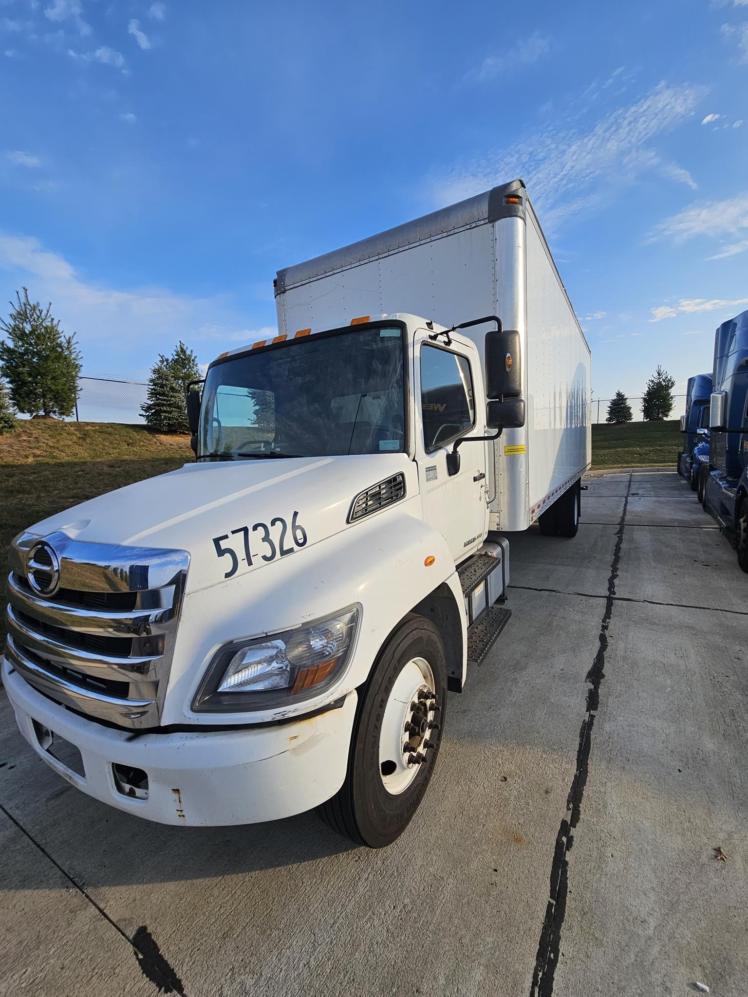 2019 HINO 268 2019 HINO 268 - image 2 of 6