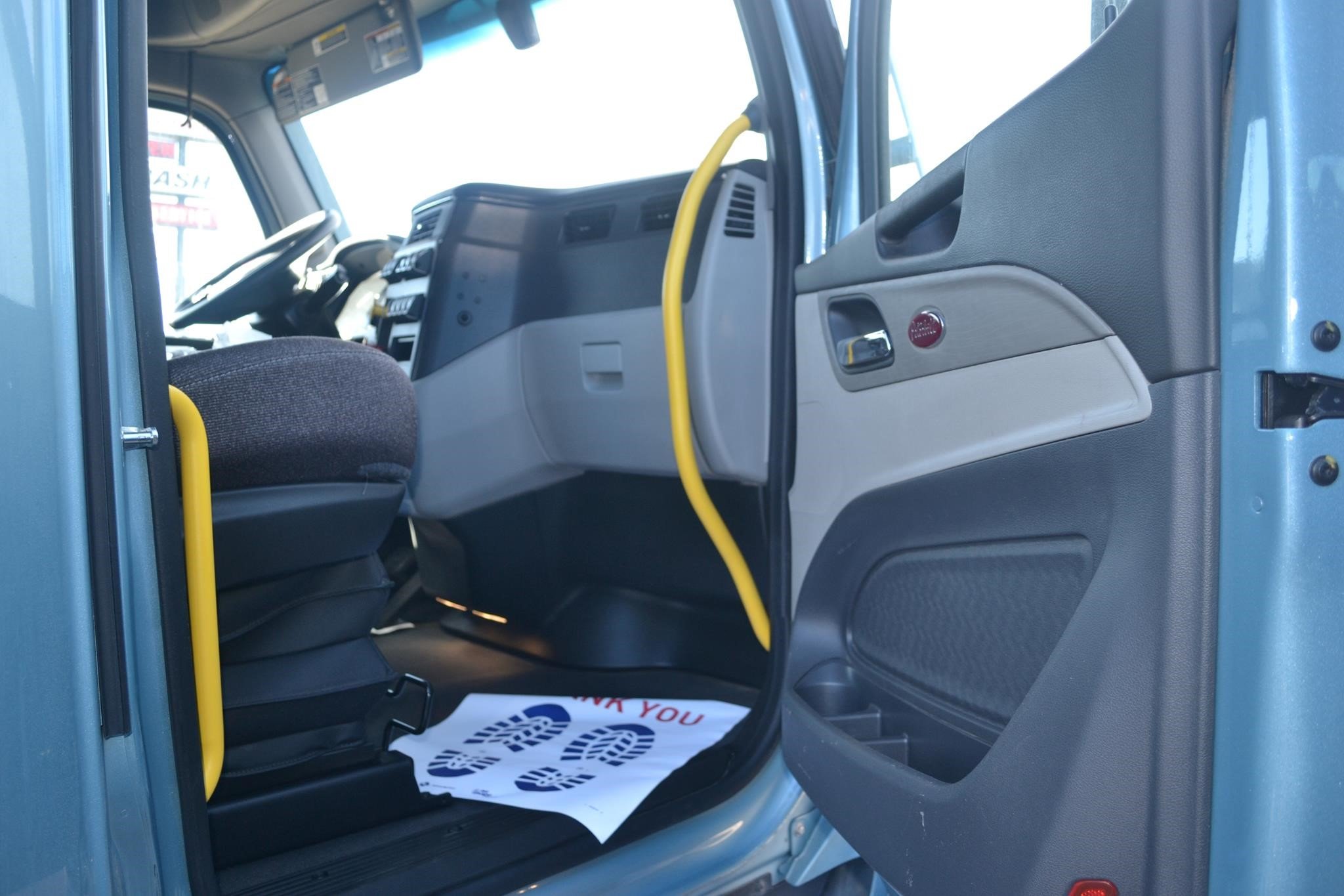 2023 PETERBILT 579 - image 4 of 6