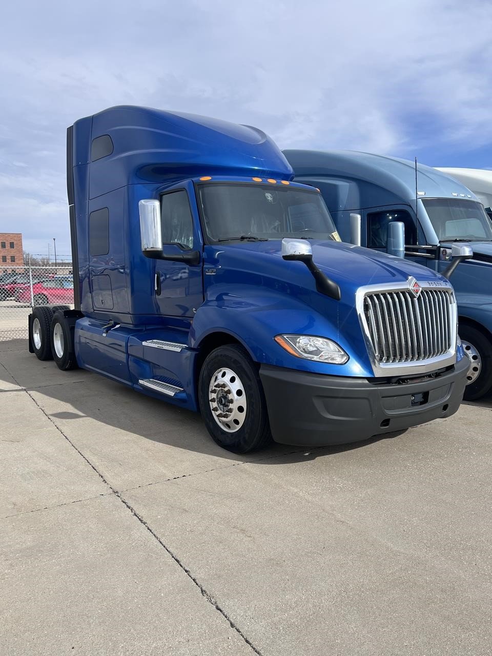 2022 INTERNATIONAL LT 2022 INTERNATIONAL LT - image 2 of 6