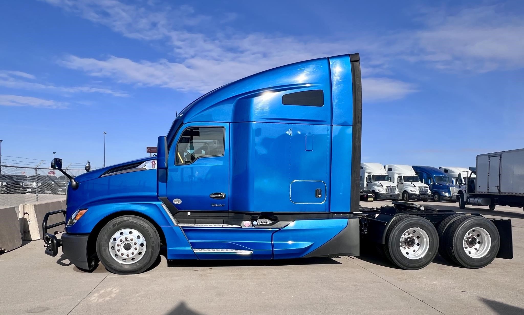 2023 KENWORTH T680 - image 2 of 6