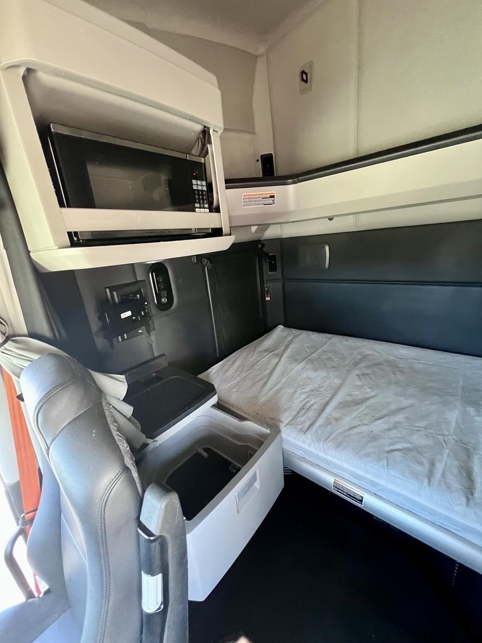 2022 KENWORTH T680 11005389732 2022 KENWORTH T680 11005389732